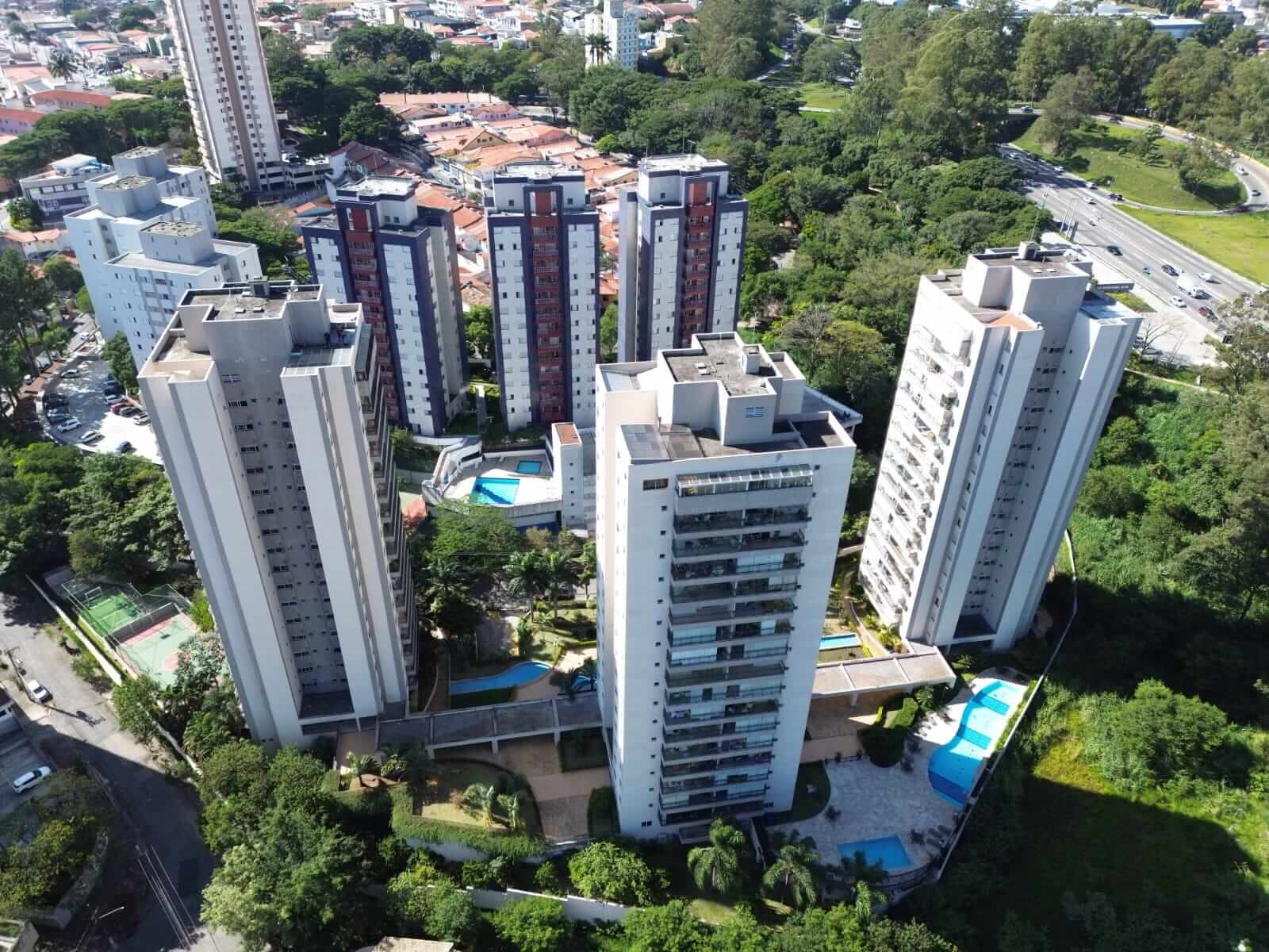 Antes e depois da pintura no Condomínio Parc Dominique