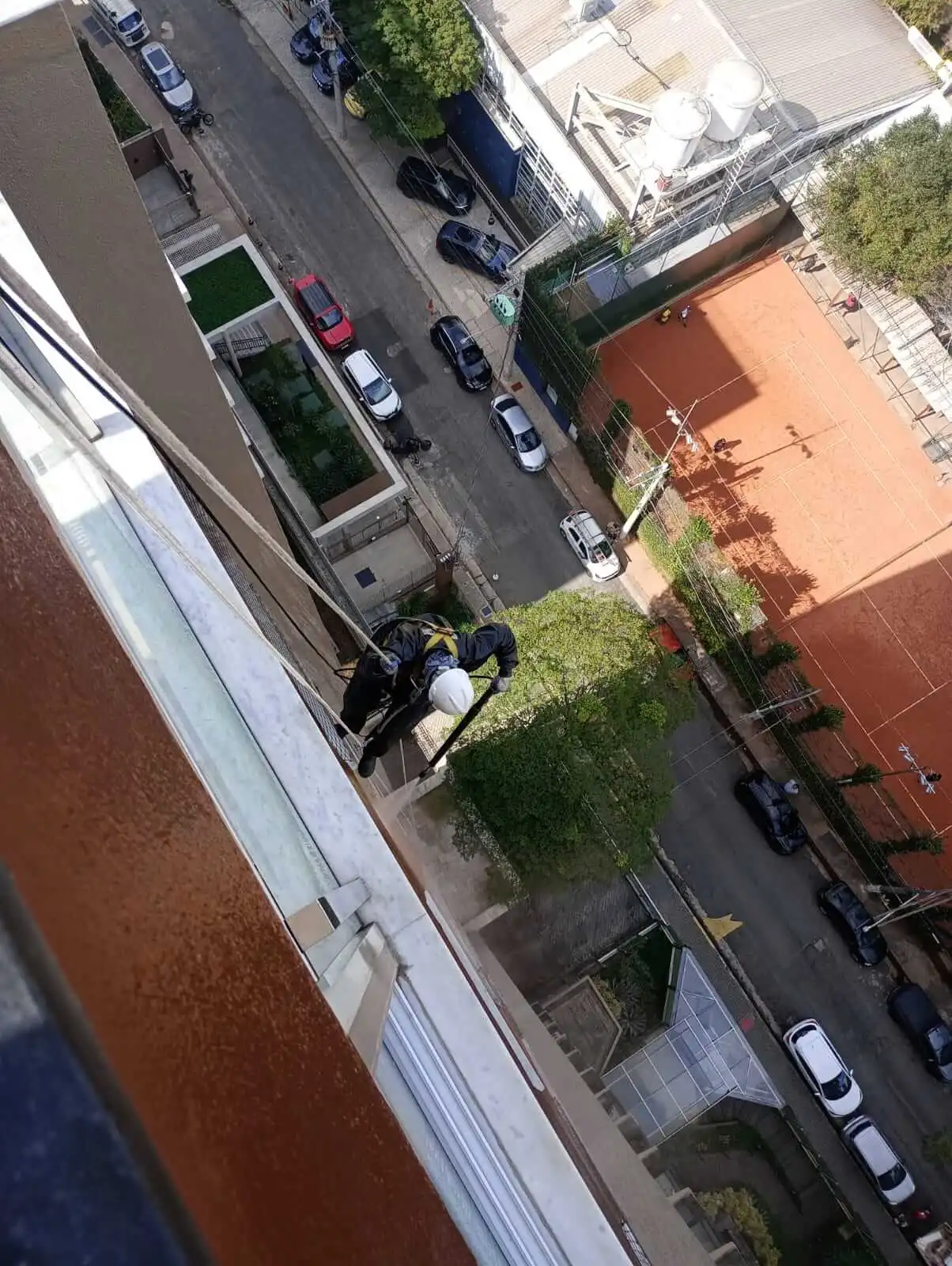 Equipe LSS trabalhando em pintura de fachada predial com segurança