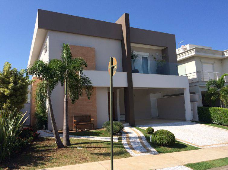 A fachada renovada de uma casa moderna