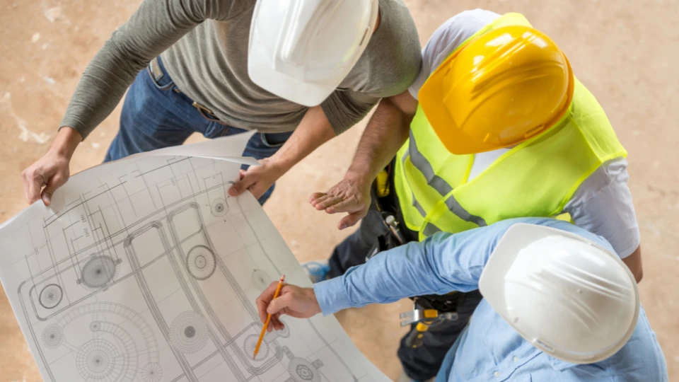 3 profissionais planejando uma reforma